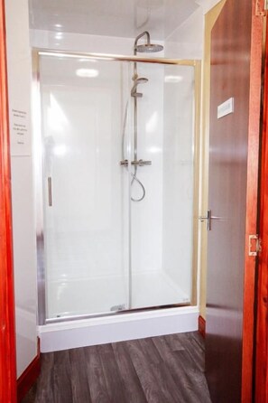 Habitación doble Confort, servicio de limpieza | Baño | Regadera, amenidades de baño gratuitas, toallas, jabón 