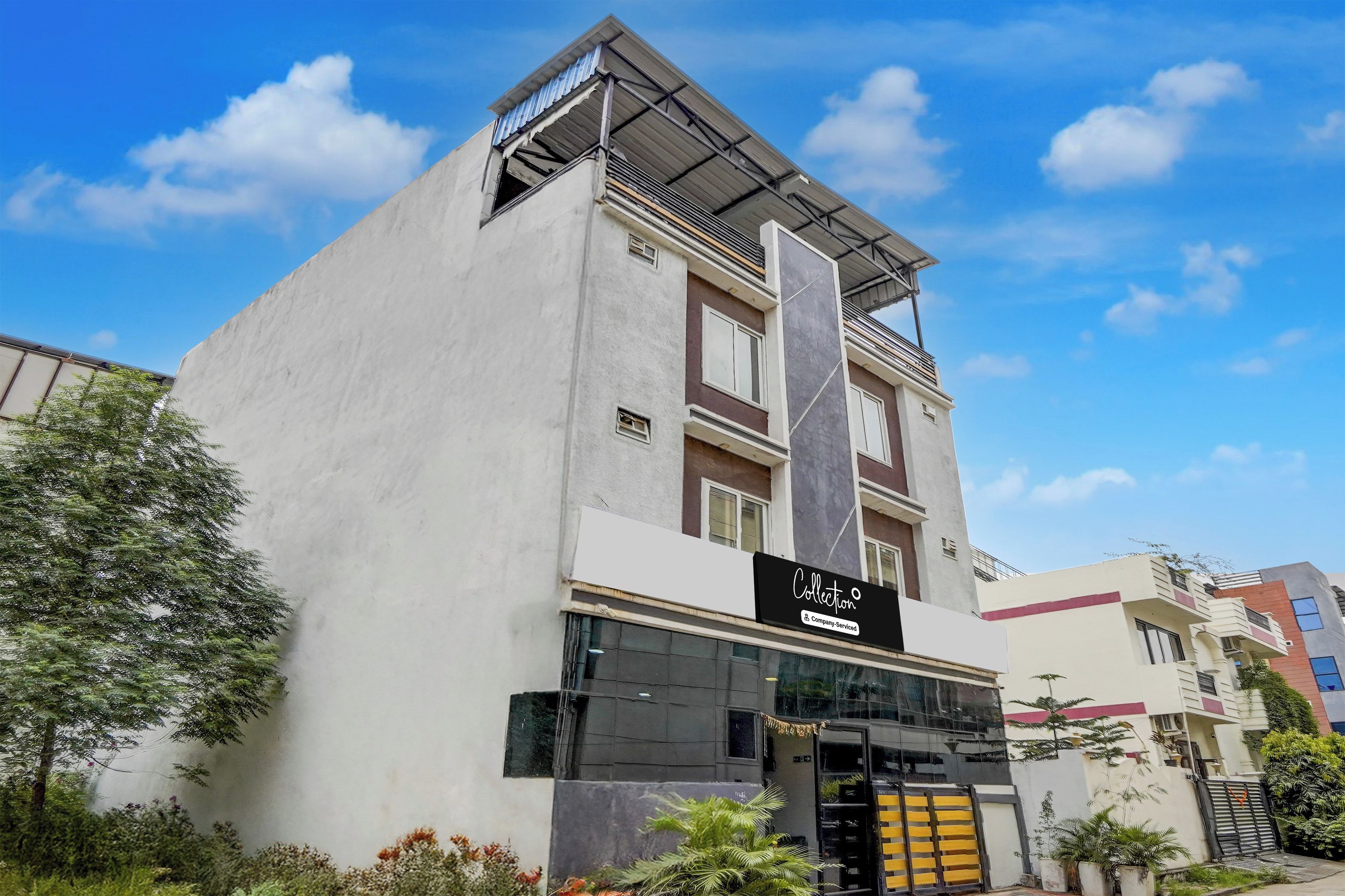 Un edificio moderno con techo plano, amplias ventanas y un letrero que indica que es una empresa de servicios.