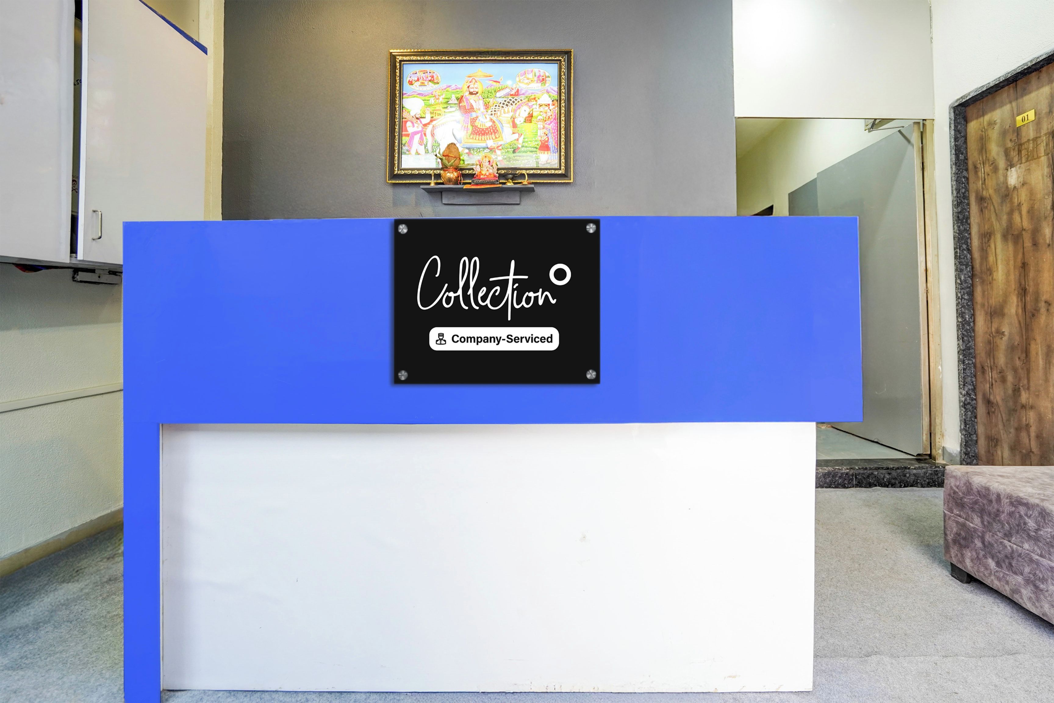 Uma mesa de recepção com uma placa indicando 'Coleção' e 'Serviço da Empresa'.