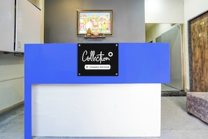 Una recepción con un letrero que dice 'Colección' y 'Servicio de la empresa'.
