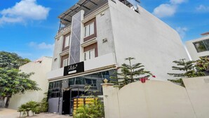 Un edificio moderno con escaparate y entrada protegida por un portón.