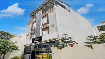 Um edifício moderno com fachada comercial e entrada protegida por portão.