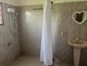 Deluxe Double Room | Bathroom | Shower, free toiletries, towels, soap - Eden Lodge (Cape Coast)