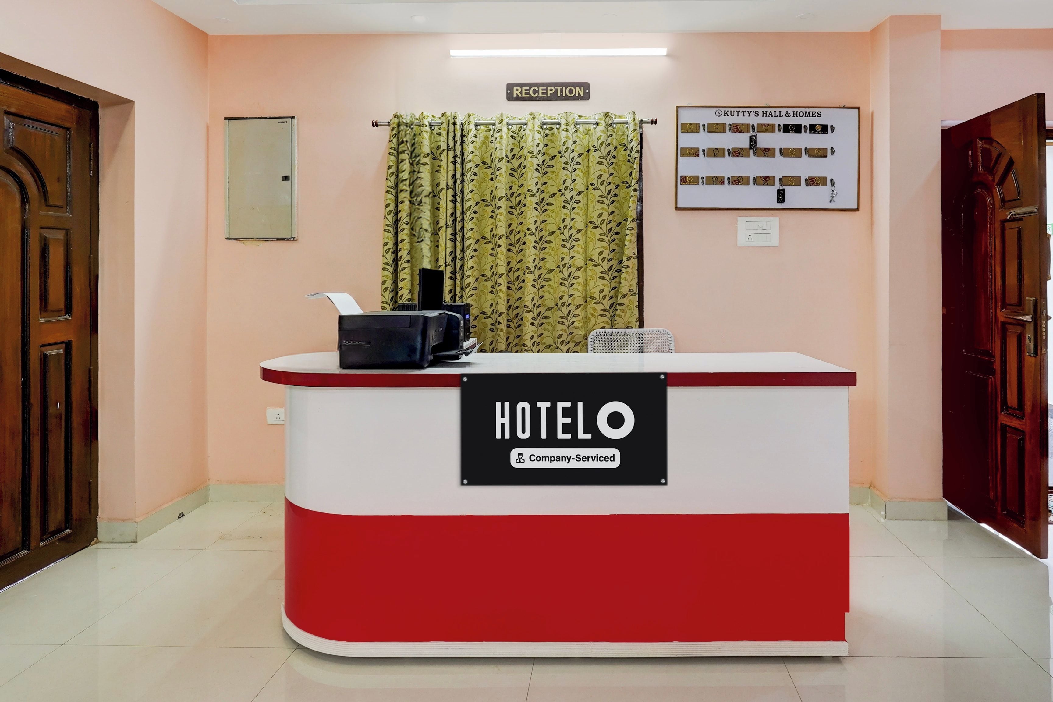 A reception desk with a sign indicating it is a company-serviced hotel.