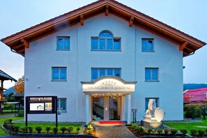 A two-story building with a sign reading 'OBERSTDORFER RESIDENZ' at the entrance. - Aquamarine Suite KURFÜRST KARL THEODOR (Oberstdorf)