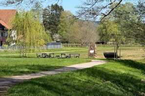 A park with a paved path, benches, and a picnic table. - Holiday apartment with 1 bedroom (Ludwigswinkel)