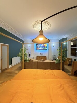 A room with a bed, a television, and a decorative ceiling. - Luxury Apartment in Newcastle | Wi-Fi & Parking (Jesmond)