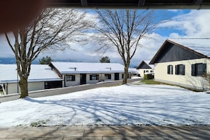 A residential area with houses, a snow-covered ground, and a clear sky. - Holiday home in Allgäu with 1 bedroom (Lechbruck)