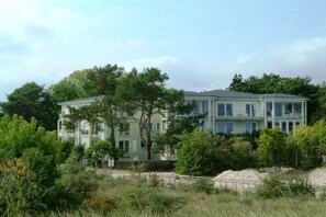 A two-story building with a balcony on the second floor. - Holiday apartment with 1 bedroom (Heringsdorf)