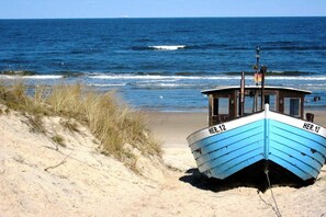 A boat named HER.12 on a sandy beach with the ocean in the background. - Holiday apartment with 1 bedroom (Heringsdorf)