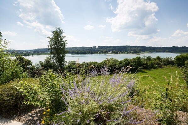 A natural landscape with a lake, greenery, and a clear sky. - Holiday apartment in Kronburg with sauna (Kronburg)