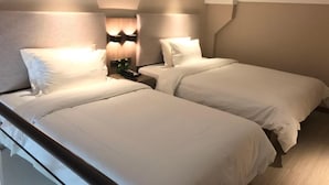 A hotel room with two single beds, bedside tables, lamps, and a phone. - Hanting Hotel Shanghai Dapuqiao Ruijin Nan Road (Shanghai)
