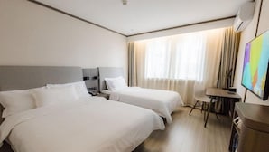 A hotel room with two beds, a desk, a chair, and a television. - Hanting Hotel Shanghai Dapuqiao Ruijin Nan Road (Shanghai)