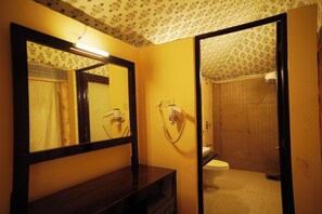 Ein Badezimmer mit Spiegel, Waschbecken und Toilette.