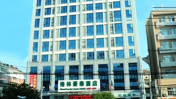 Un immeuble d’hôtel à plusieurs étages, doté d’une façade moderne et de grandes fenêtres.