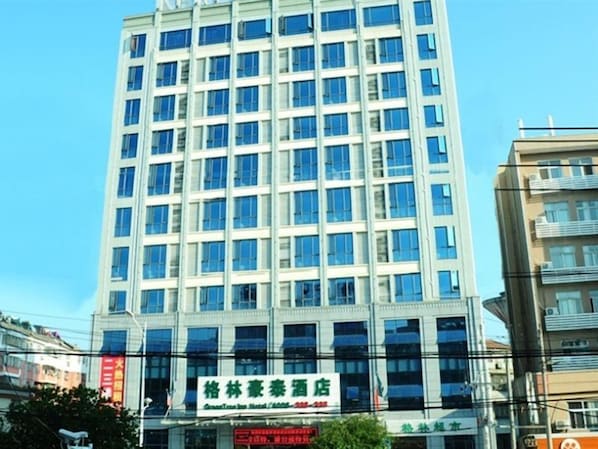 Un edificio de hotel de varios pisos con fachada moderna y grandes ventanales.