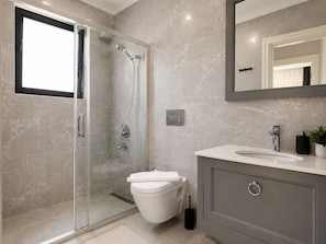 Villa Deluxe, balcón, vistas a la piscina | Baño | Zapatillas y toallas