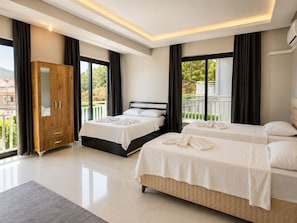 Villa Deluxe, balcón, vistas a la piscina | Tabla de planchar con plancha y wifi gratis