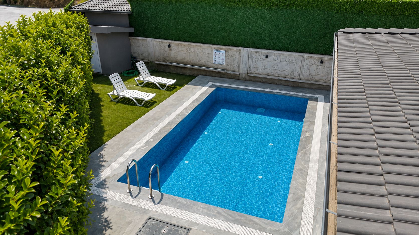 Una piscina al aire libre de temporada