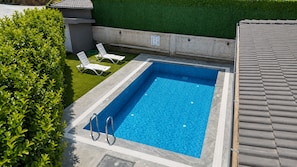 Una piscina al aire libre de temporada
