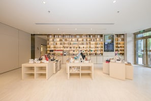 Una tienda minorista moderna con estanterías de madera y mesas de exhibición.