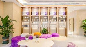 Un interior moderno con una recepción, área de descanso y exhibición de productos.