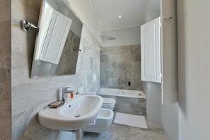 Bathroom - Santa Croce Terrace Deluxe (Florence)