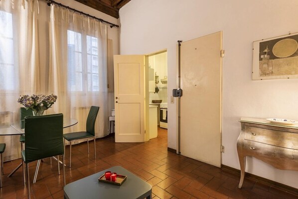 Unclassified image, 1 of 18, button - Pitti Studio (Florence)