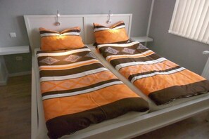 A double bed with two pillows and a matching blanket. - Holiday apartment with 1 bedroom (Willingen-Usseln)