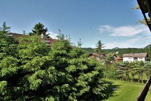 A residential area with houses, dense greenery, and a clear sky. - Holiday apartment with 1 bedroom (Oberstdorf)