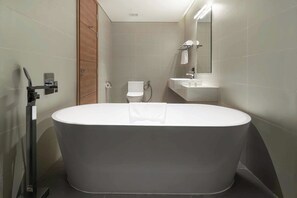 Deluxe Single Room, Beach View | Bathroom | Separate bathtub and shower, free toiletries, hair dryer, slippers - Solaria Flamigo Cat Ba Luxury Resort (Hai Phong)
