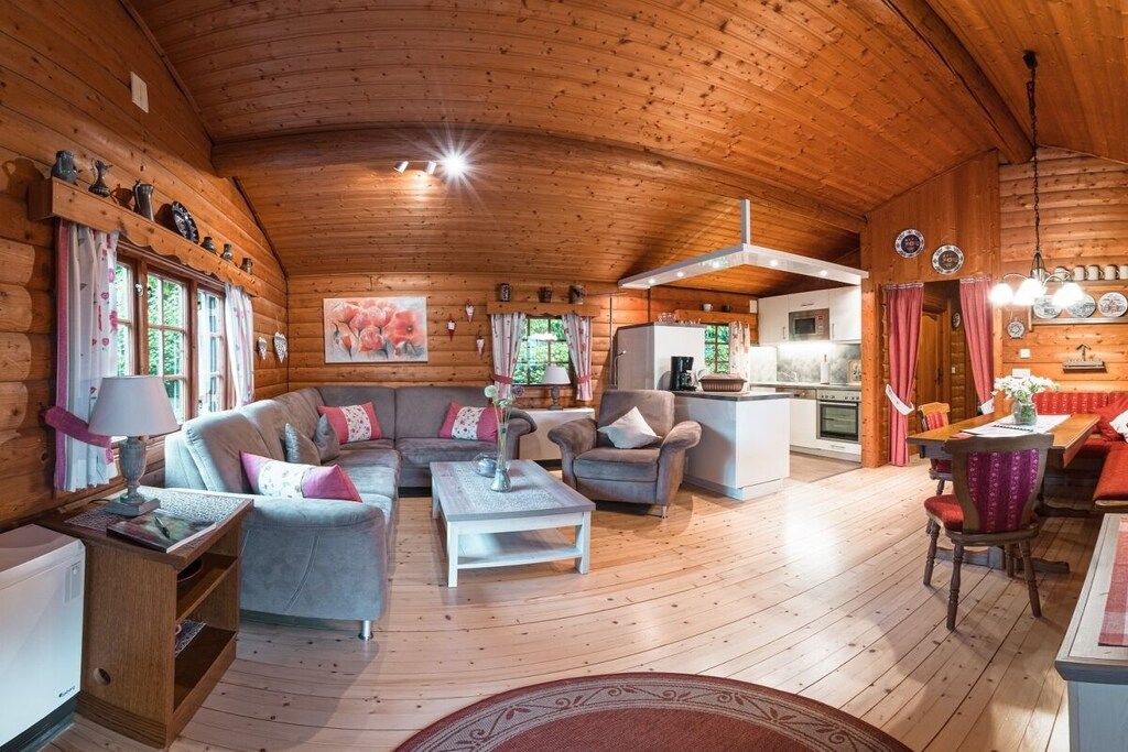 L’intérieur d’un chalet confortable, avec un salon, un coin repas et une cuisine.