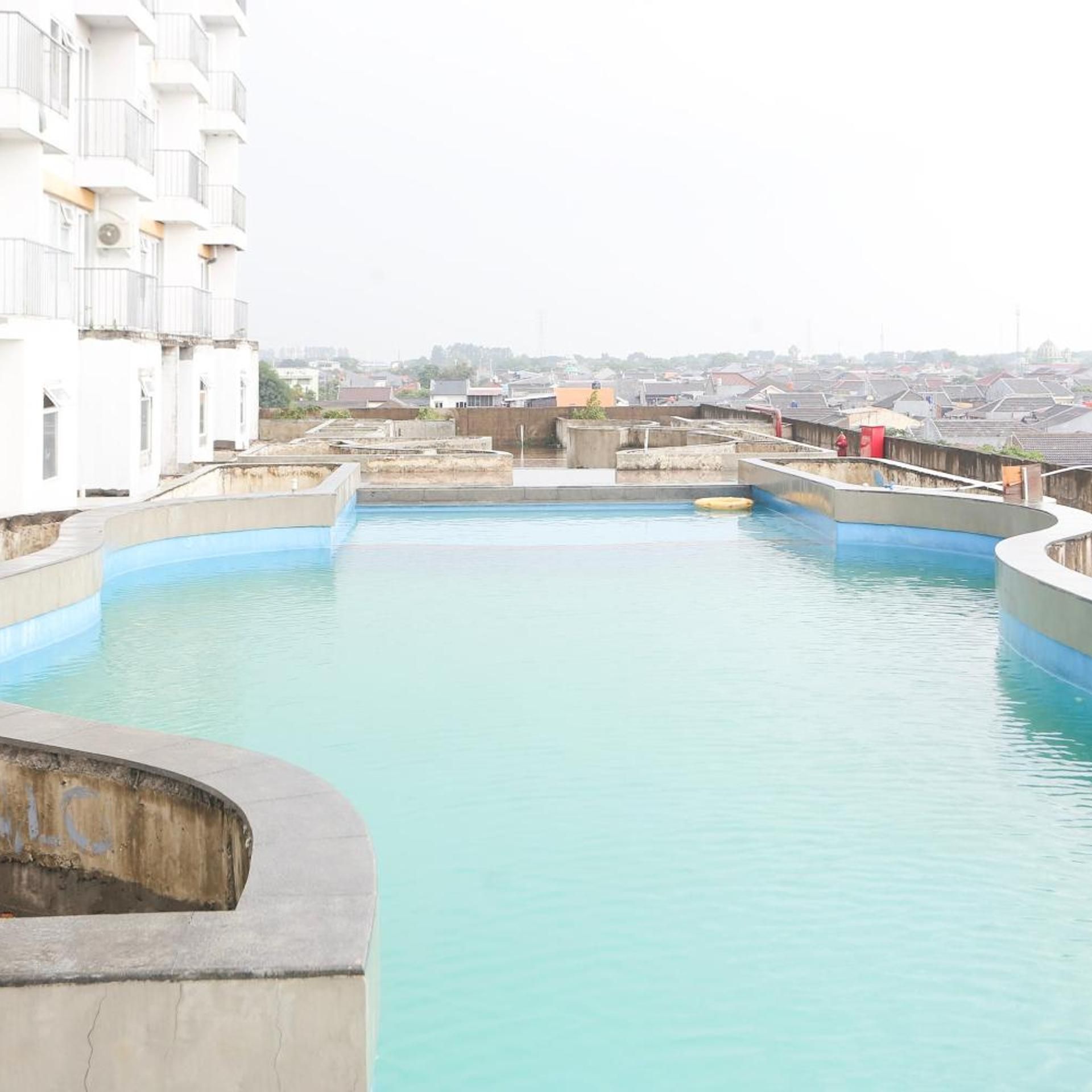 Ein Pool auf dem Dach mit Blick auf die umliegenden Gebäude.