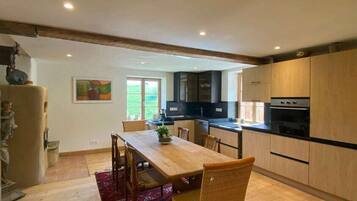 Coffee/tea maker, fridge, microwave, oven