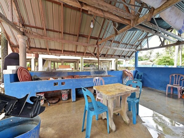 Outdoor dining - Capital O 90664 Rabi Hotel (Bachok)