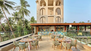 Outdoor dining - Renaissance Goa Hotel (Arpora)