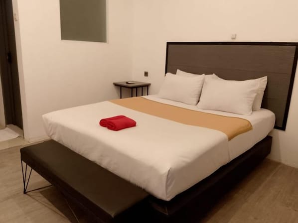 Room - Crown Budget In Style Kediri (Kediri)