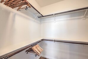 Ein Schrank mit hölzernen Kleiderbügeln und einer Kleiderstange.