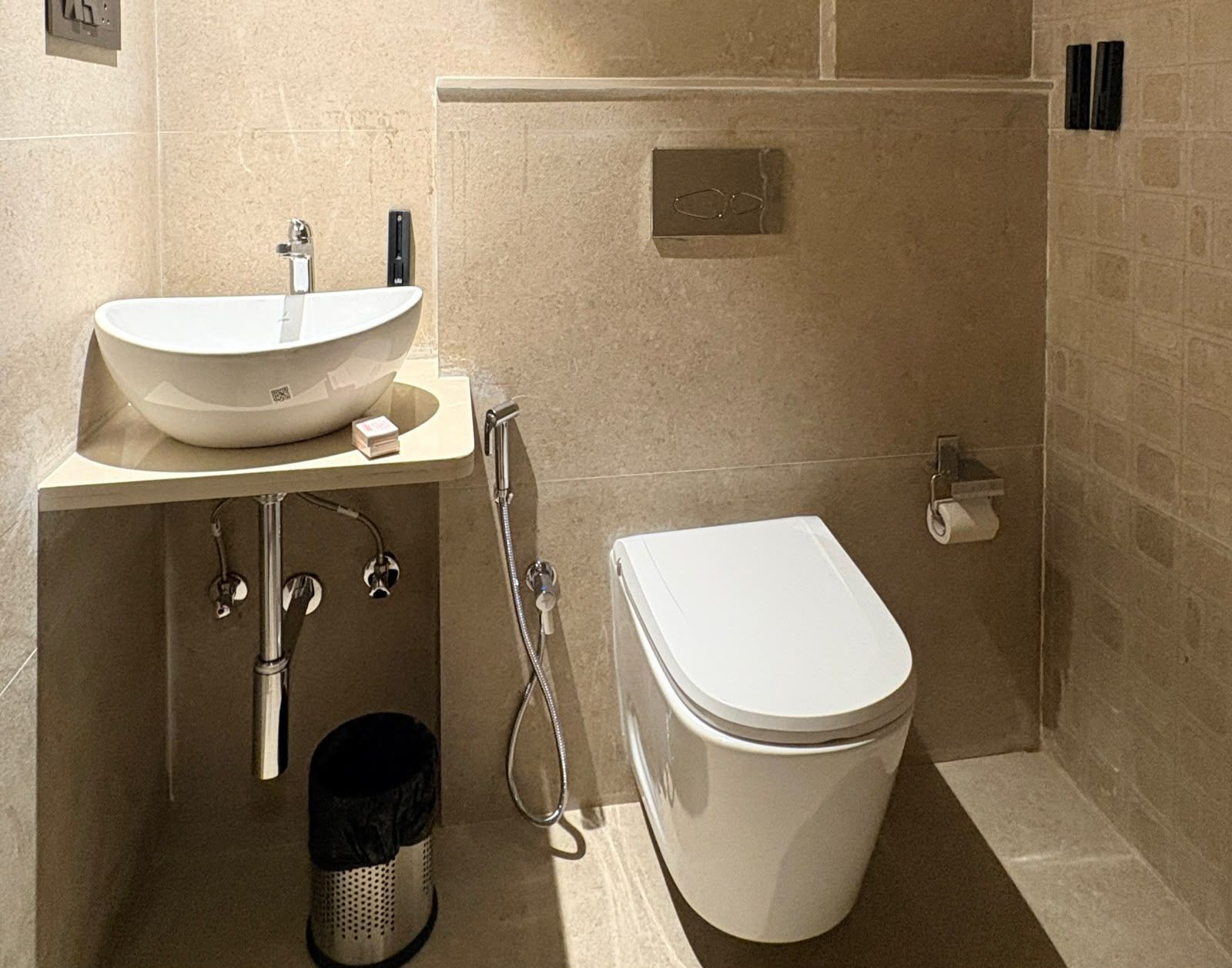 Ein Badezimmer mit weißem Waschbecken, einer Toilette und einer Dusche.