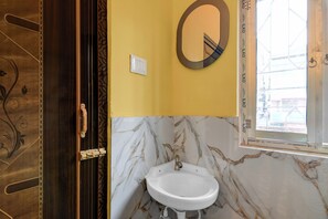 Douche, articles de toilette gratuits, serviettes fournies, savon
