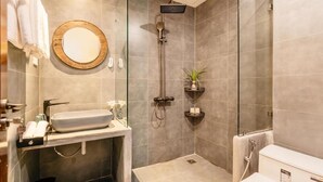 Een douche, gratis toiletartikelen, een haardroger, pantoffels