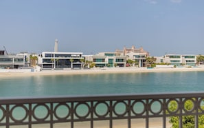Un hôtel situé sur la côte, offrant une vue sur la plage, doté d’une architecture moderne et d’un espace piscine.