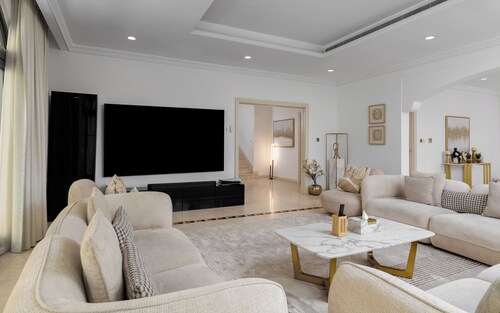 Maison Privee - Classic Beachfront Villa w/ Pool on Palm Jumeirah 