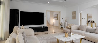 Maison Privee - Classic Beachfront Villa w/ Pool on Palm Jumeirah