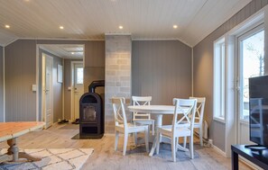 Ein modernes Interieur mit Essbereich, Kamin und Fernseher.