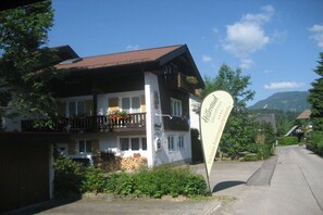 A two-story building with a balcony, a signboard, and a view of the surrounding area. - Alpenflair holiday apartment 402 (Oberstdorf)
