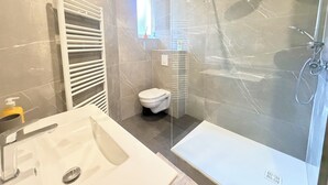 Bathroom - Apartment sleeping 8, with 2 shower rooms and toilets, near Metz train station (Metz)