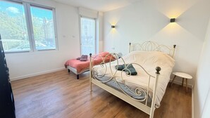 Room - Apartment sleeping 8, with 2 shower rooms and toilets, near Metz train station (Metz)