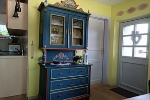 A room with a blue dresser, a white door, and a window with frosted glass. - Forest green Finnish hut Hohe Klinge (Brotterode-Trusetal)