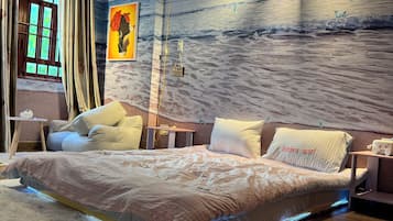 Un dormitorio moderno con una cama grande, una mesita de noche, aire acondicionado de pared y techo con iluminación empotrada.
